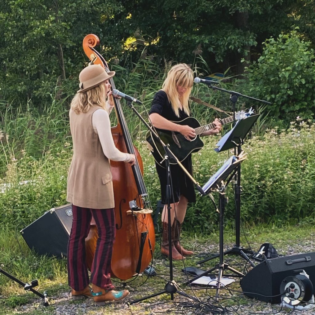 Två musiker som spelar och sjunger